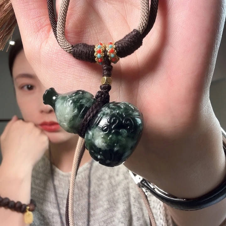 小***忧蛇纹石玉未镶嵌颈饰