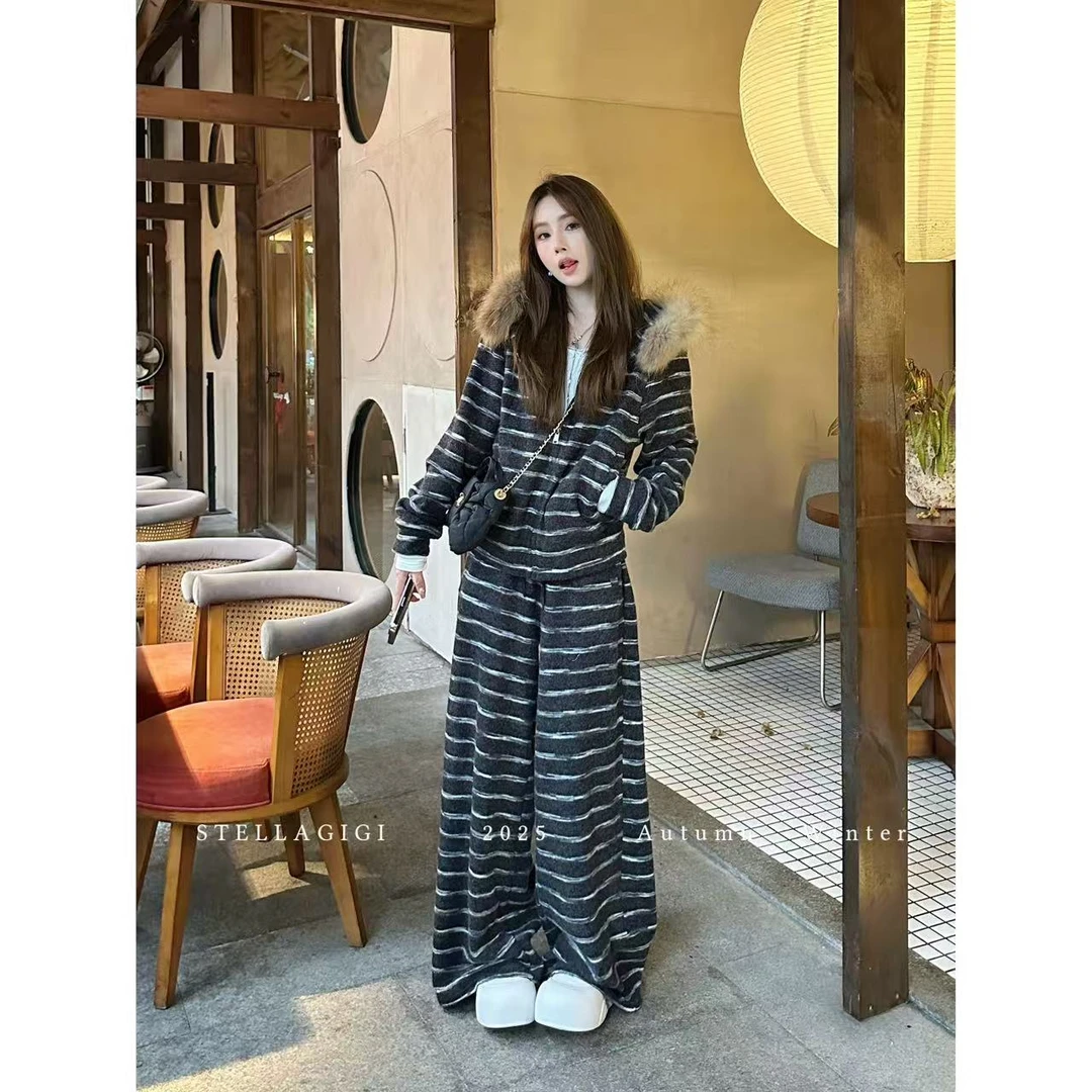 SG / 杨依姗 AW貉子毛领连帽上衣+抽绳长裤条纹套装TZ-20252392