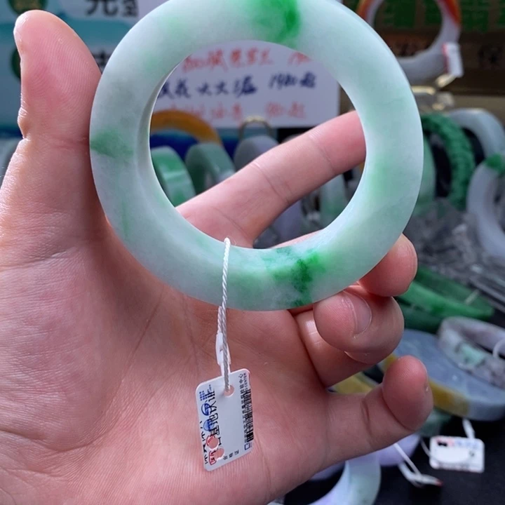 未镶嵌天然翡翠手镯定制翡翠