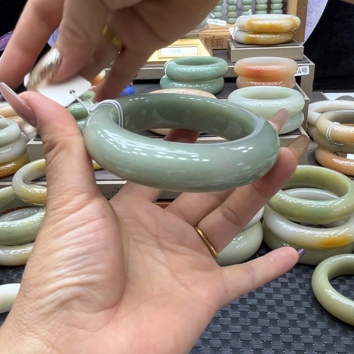 阳***成石英岩玉未镶嵌手镯