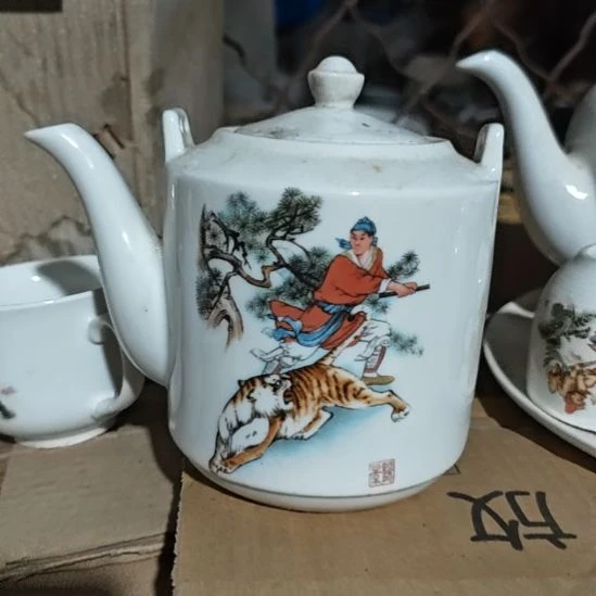 库存微瑕武松打虎提梁壶