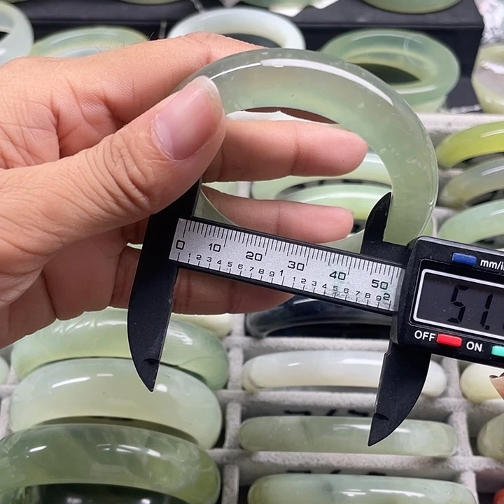 蛇纹石玉未镶嵌手镯260