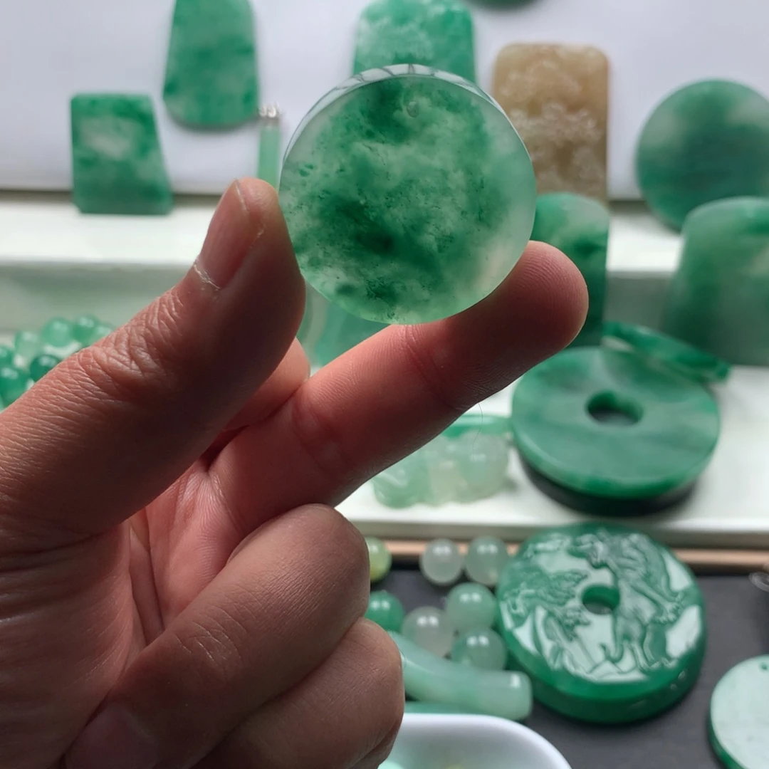 石英质玉（非洲翠）未镶嵌颈饰