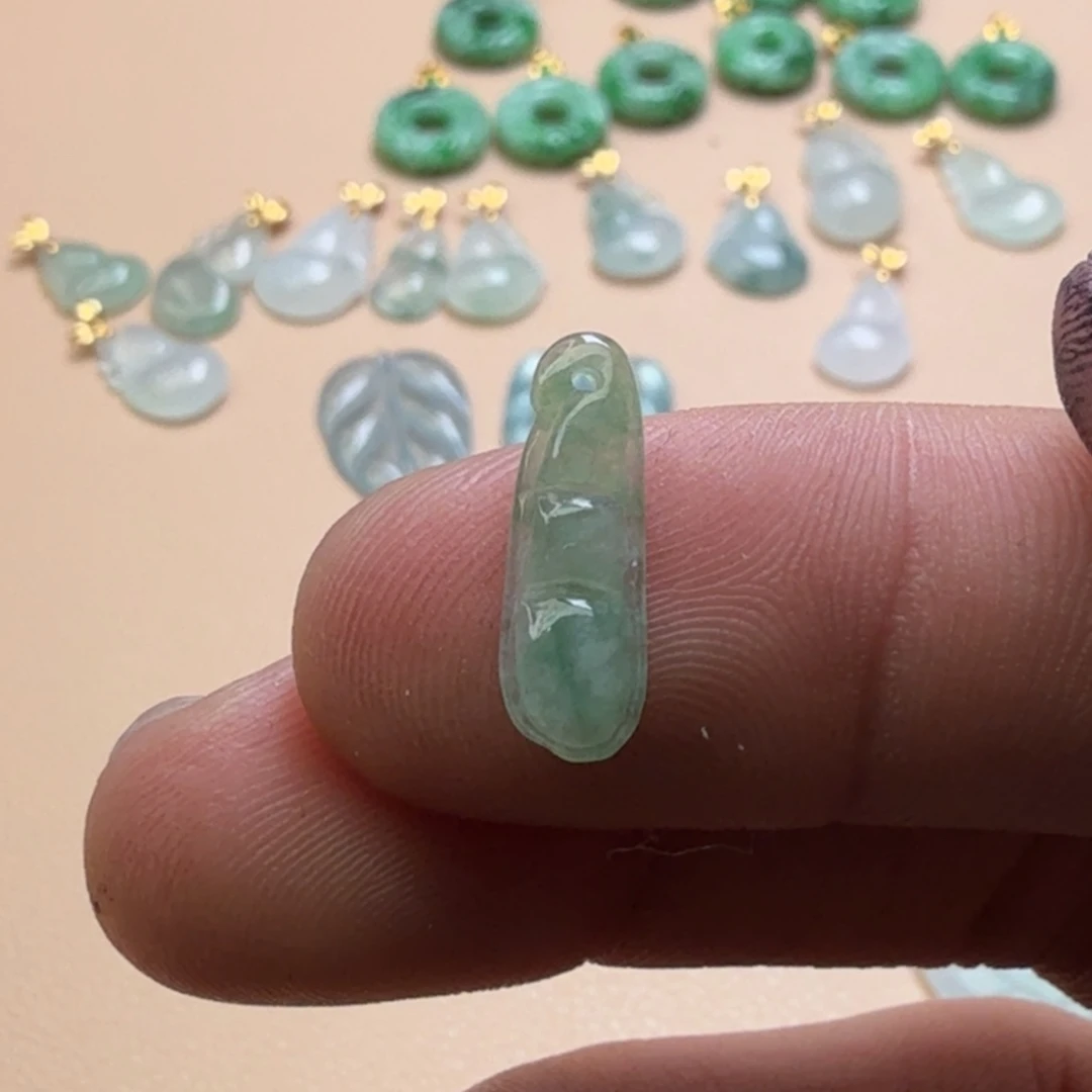 翡翠未镶嵌颈饰68