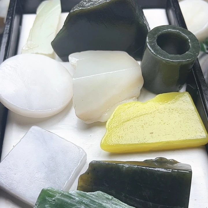 和田玉（糖玉）和田玉边角料9K金镶嵌小**子