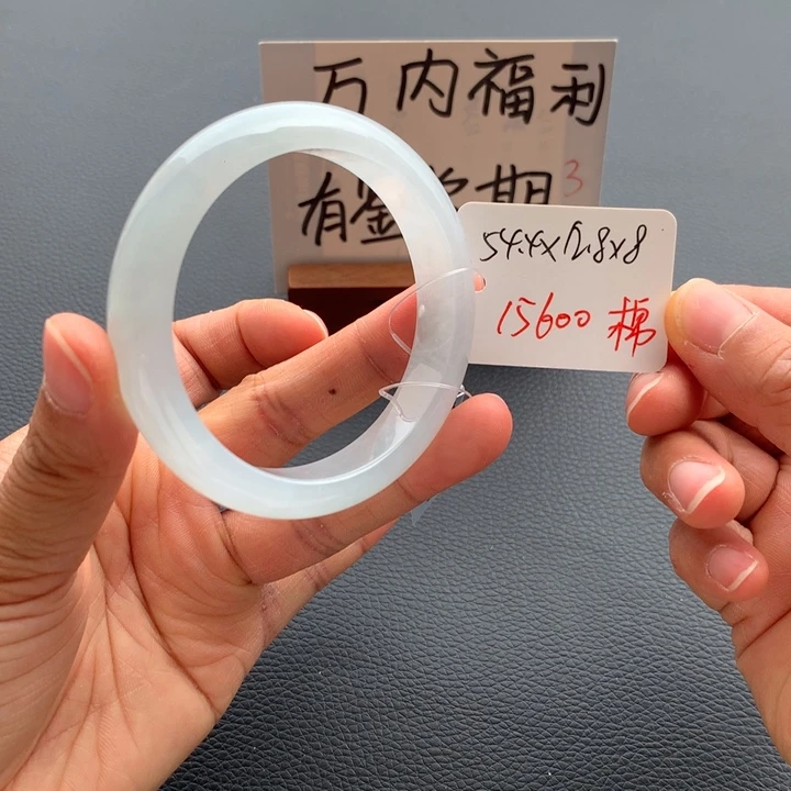 翡翠手镯未镶嵌翡翠手镯