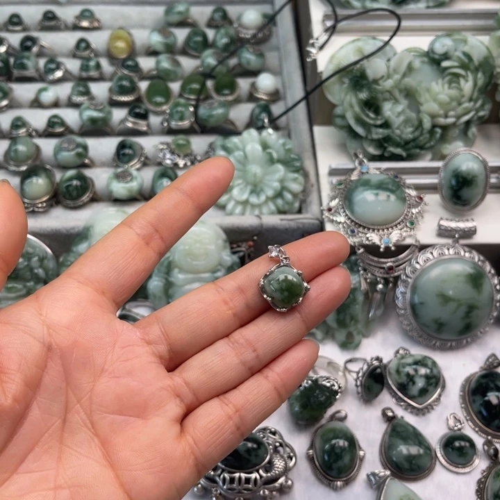 透闪石-蛇纹石玉颈饰未镶嵌