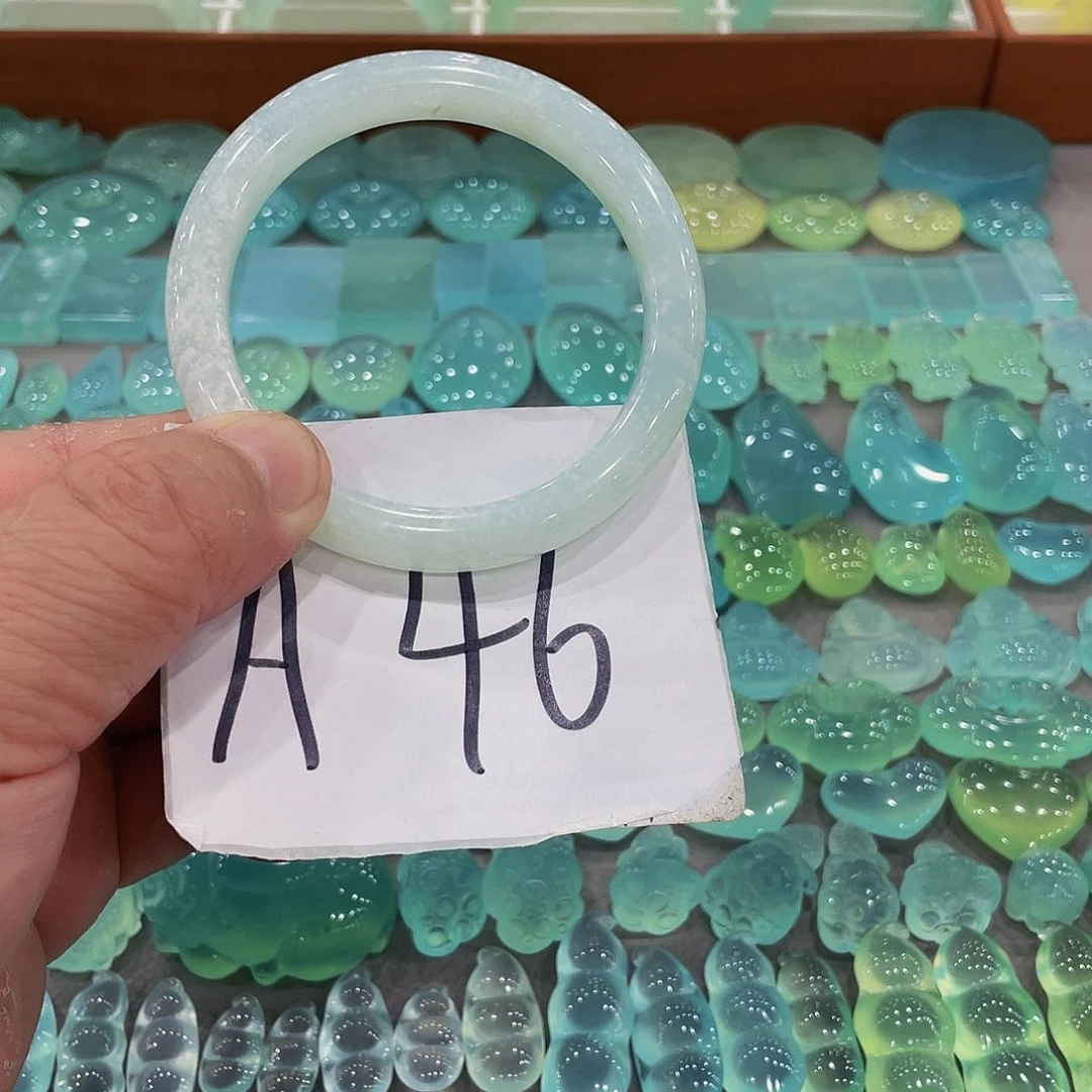 未镶嵌蛇纹石玉颈饰