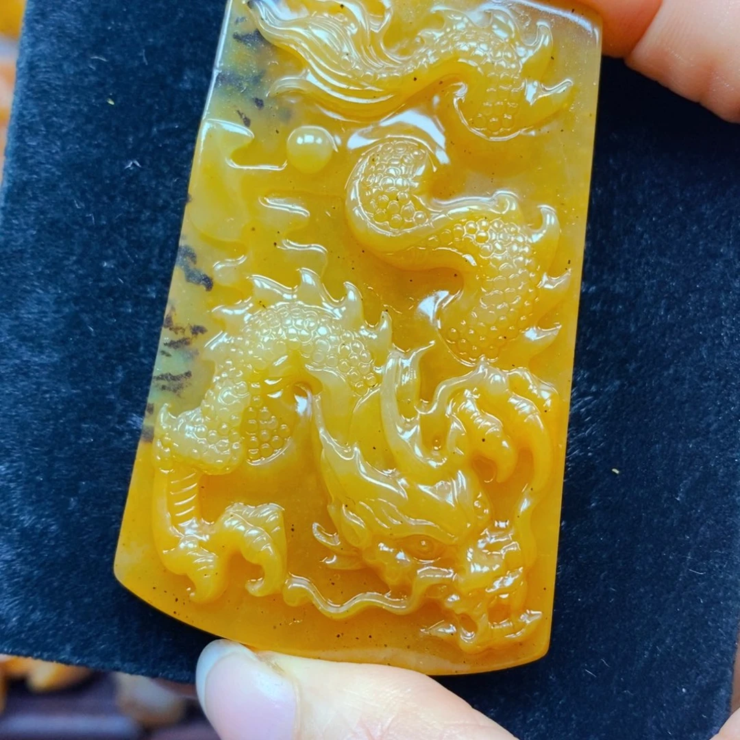 未镶嵌石英质玉（黄龙玉）颈饰