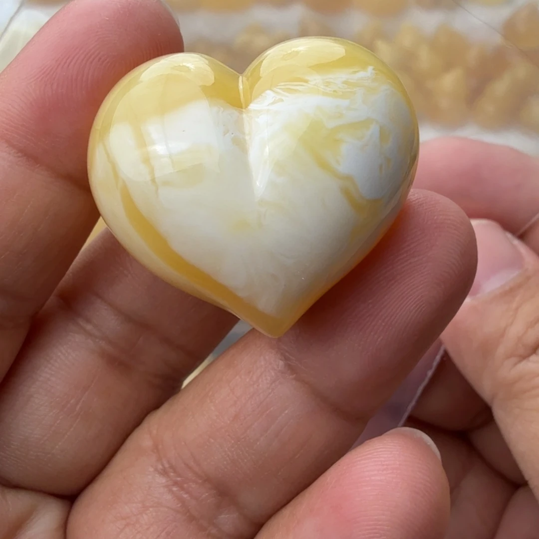 未镶嵌琥珀珠宝奇石?**梨