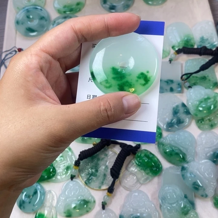 p***0翡翠未镶嵌颈饰平安扣