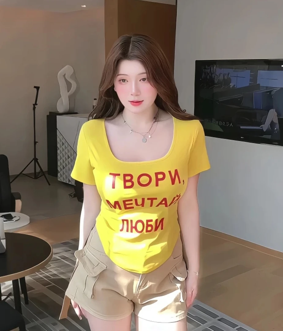 微胖大码印花方领正肩短袖T恤女2025夏季性感辣妹修身U下摆上衣