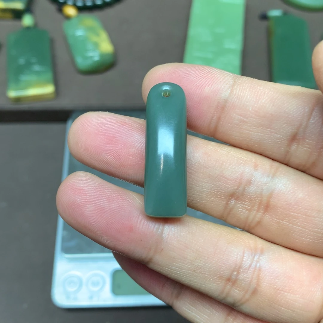 岫岩老玉（透闪石质玉）未镶嵌颈饰时*