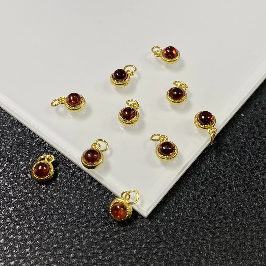 「戴琴珠宝」DQ1220-银镶石榴石6mm左右金色吊坠（多样性发其一）