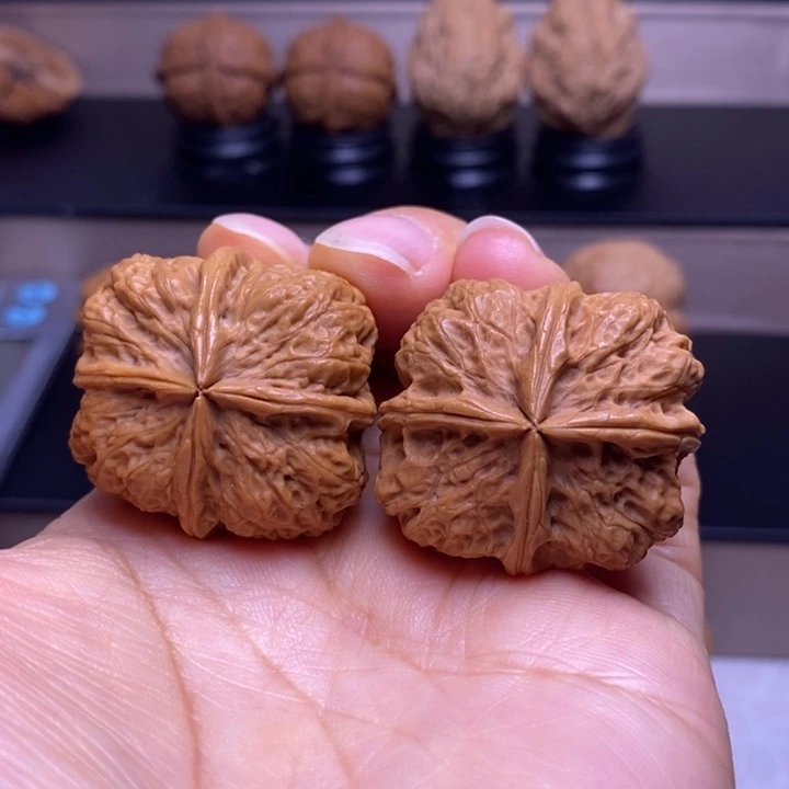 文玩核桃把件磐石四楞69
