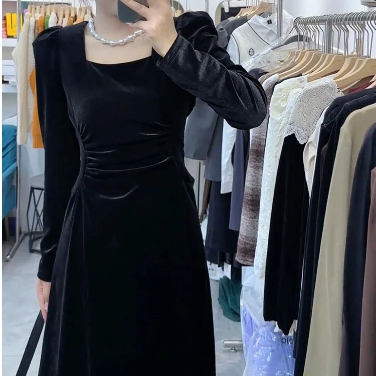 赫本风金丝绒黑色方领连衣裙女2025秋季法式名媛长袖褶皱收腰长裙