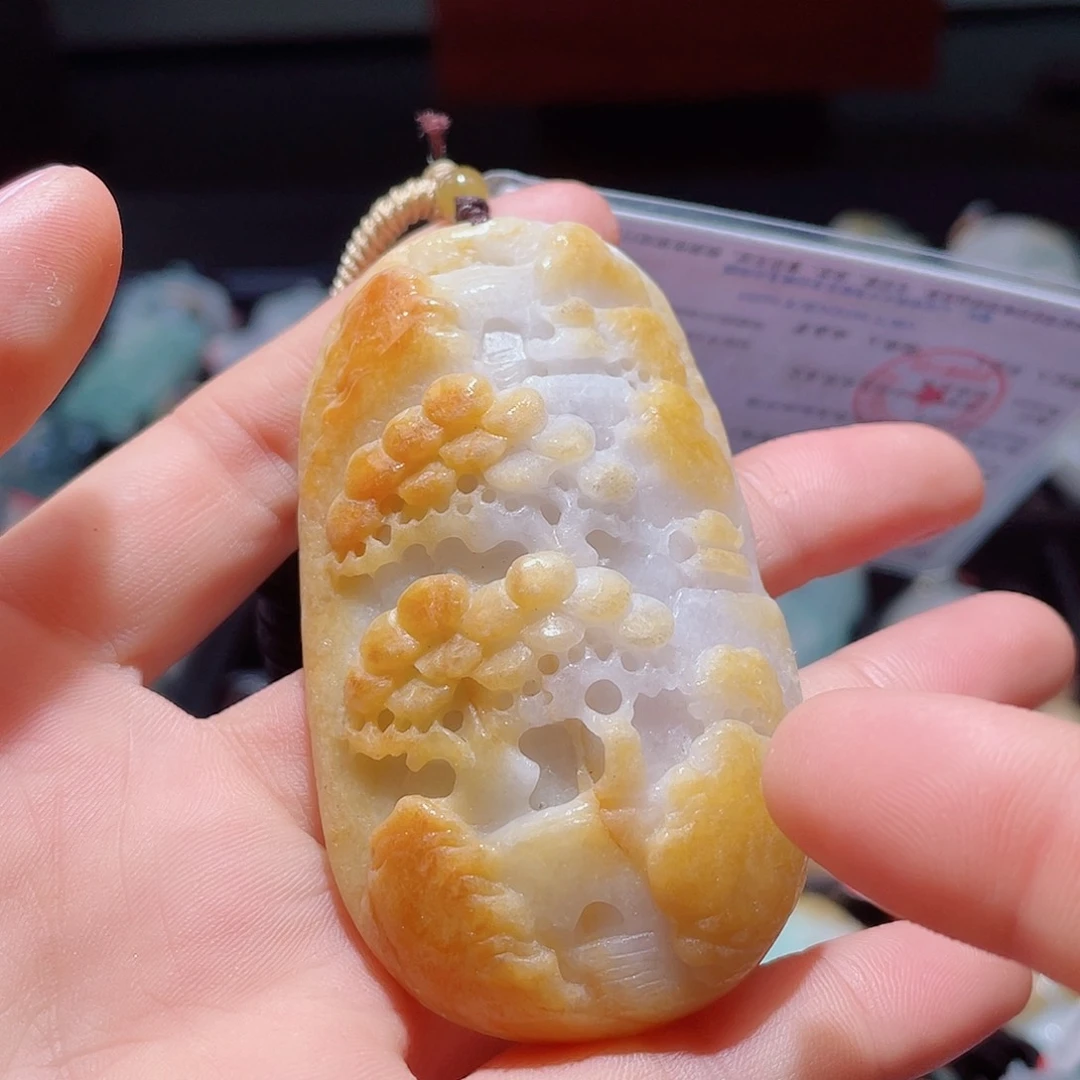 翡翠未镶嵌颈饰一个