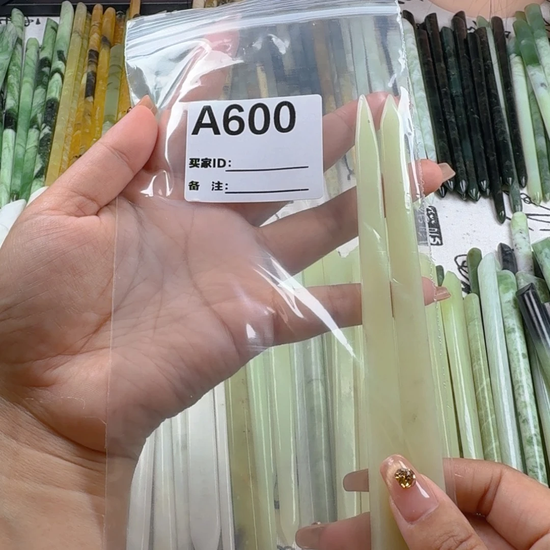 刘***城蛇纹石玉未镶嵌颈饰