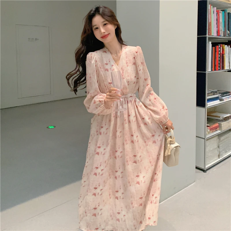 粉色碎花V领收腰连衣裙女春秋新款法式茶歇初恋温柔风流行