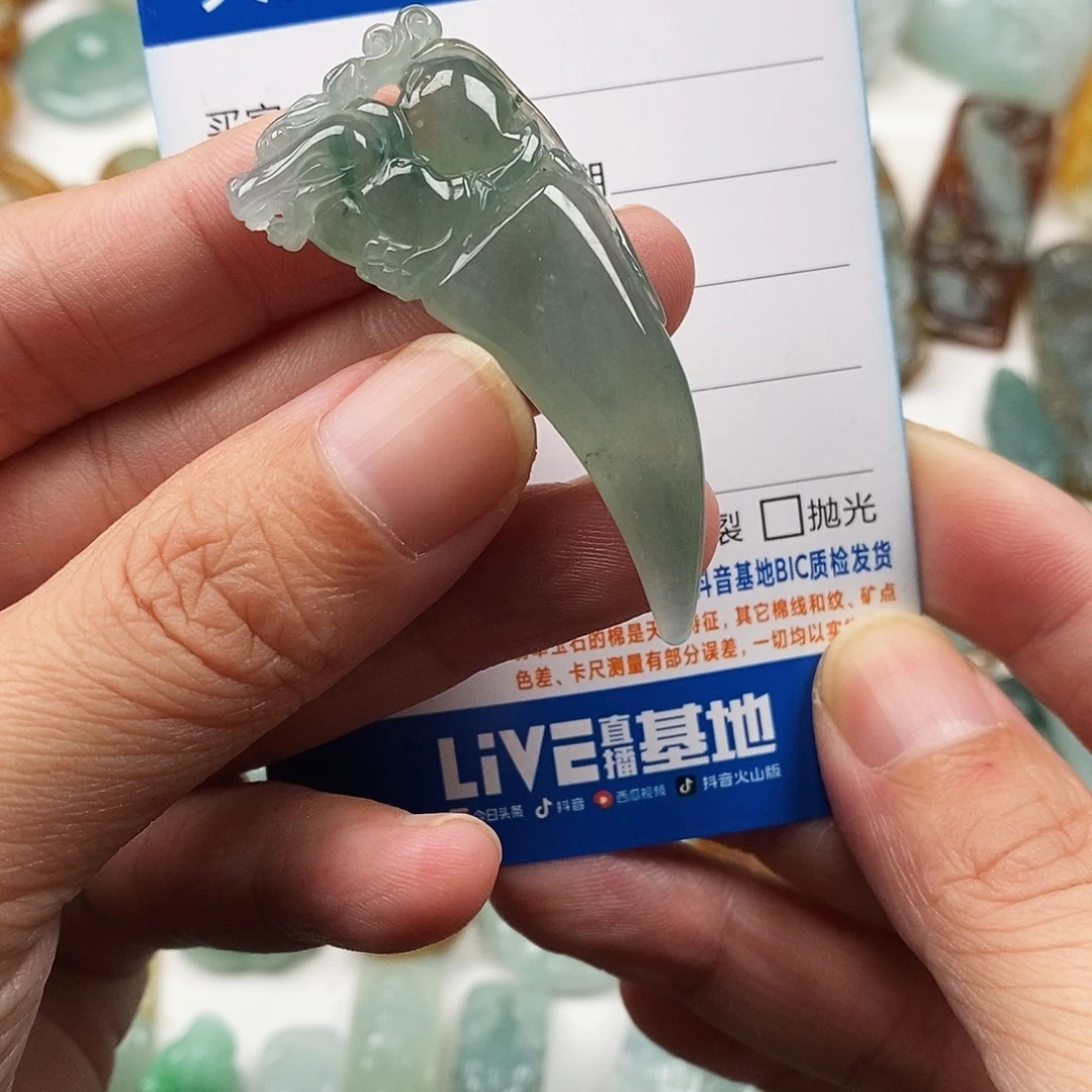 翡翠未镶嵌颈饰龙牙