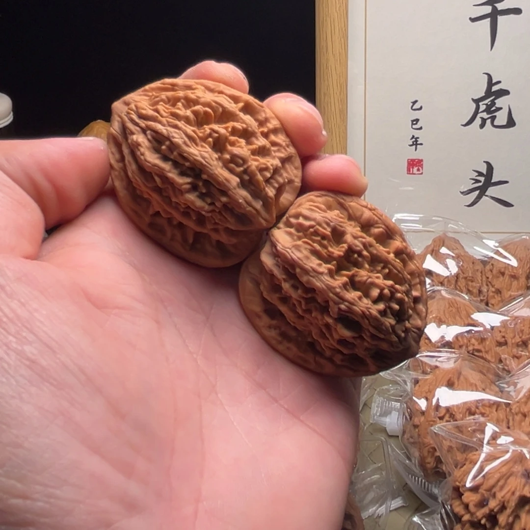 文玩核桃吊坠虎头