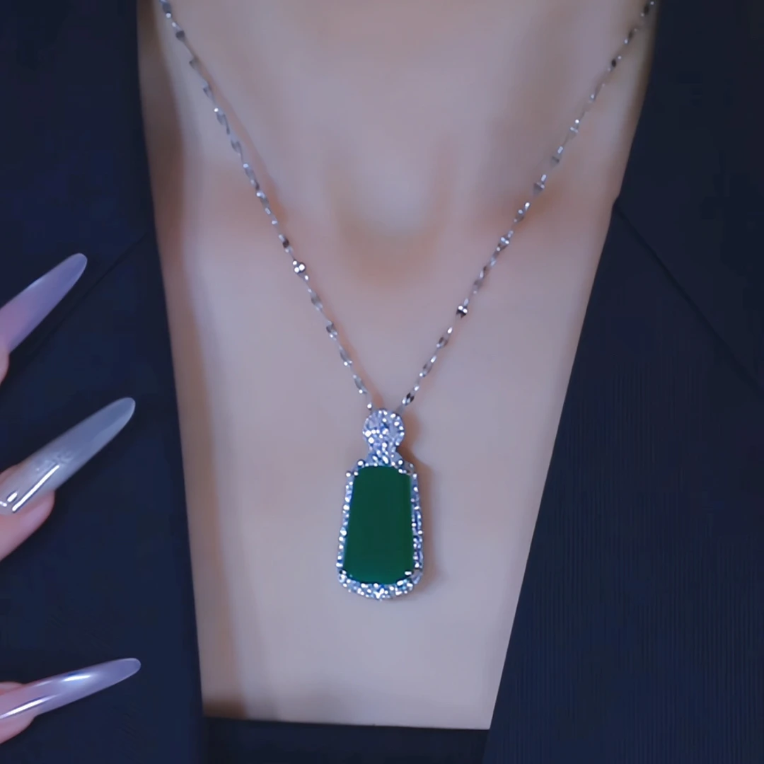 钛钢项链 气质轻奢复古绿色无事牌项链新中式吊坠时尚百搭毛衣链