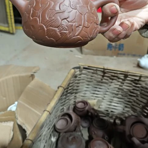 库存微瑕紫砂壶一个