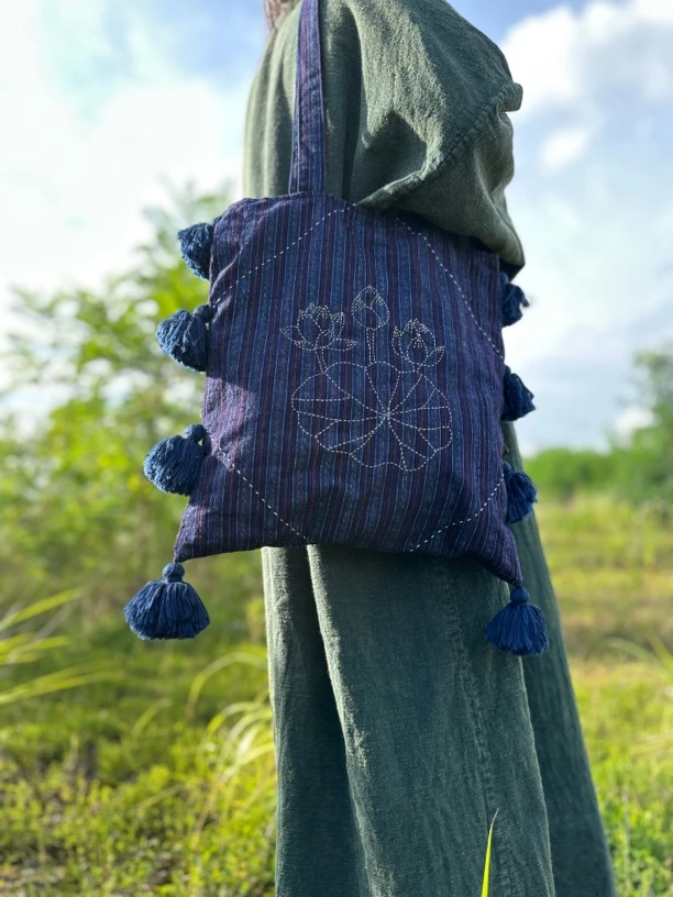 侗吖吖 条纹土布刺籽绣流苏单肩包