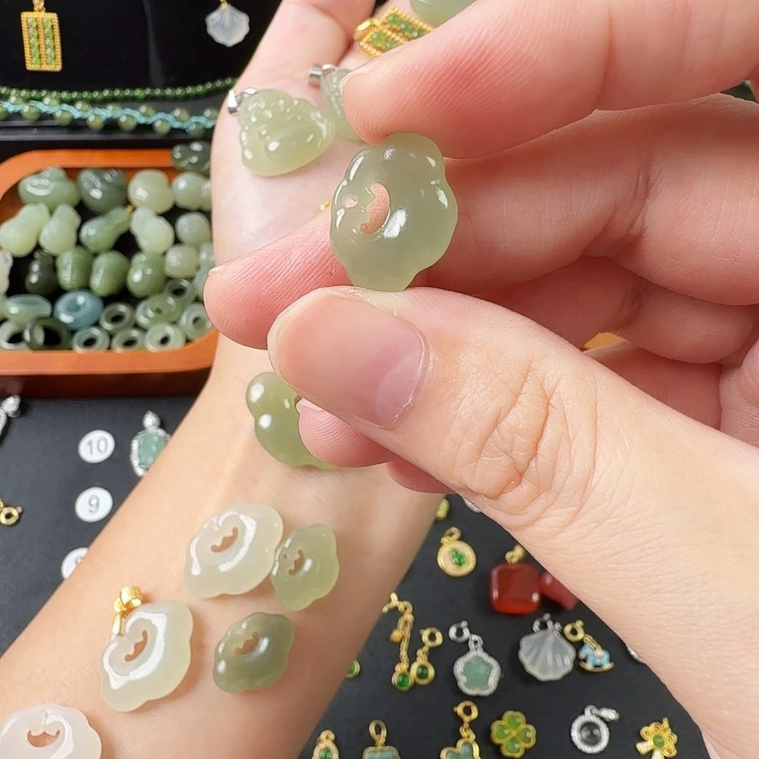 珍***生颈饰未镶嵌和田玉