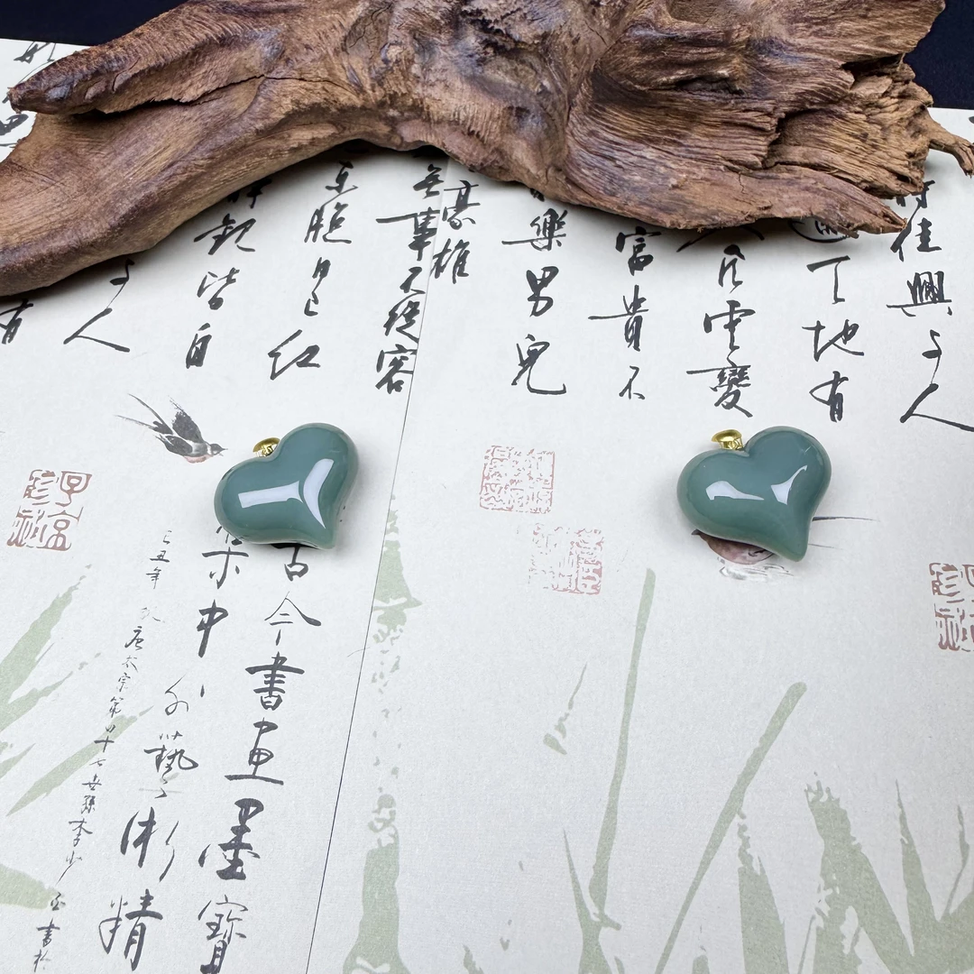 西亚珠宝HF124和田玉18K金镶粉青吊坠尺寸23✖️20✖️11多样性发其一