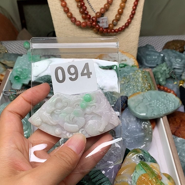翡翠未镶嵌颈饰拾****石翡翠