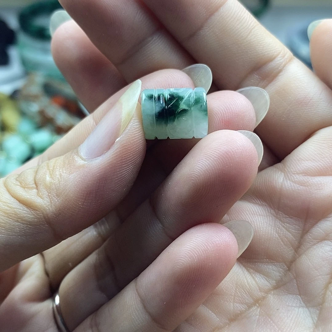 翡翠未镶嵌颈饰知*桶珠