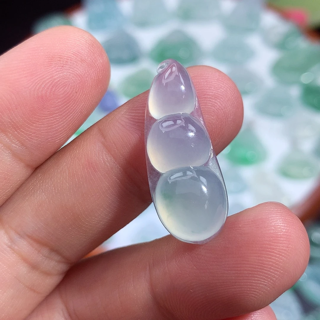 翡翠未镶嵌颈饰福豆