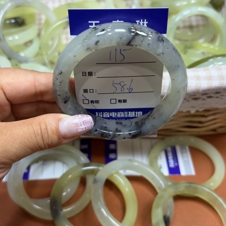 未镶嵌岫玉手镯天然