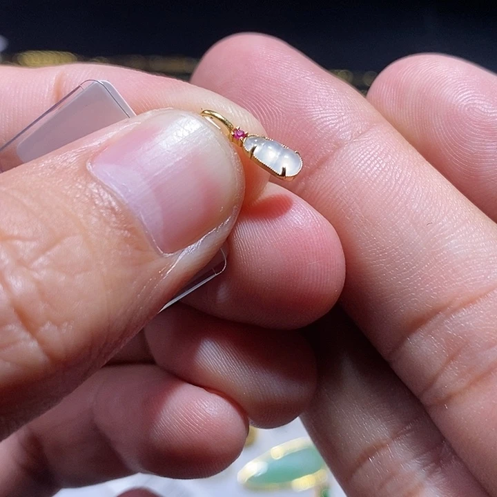 翡翠18K金镶嵌颈饰