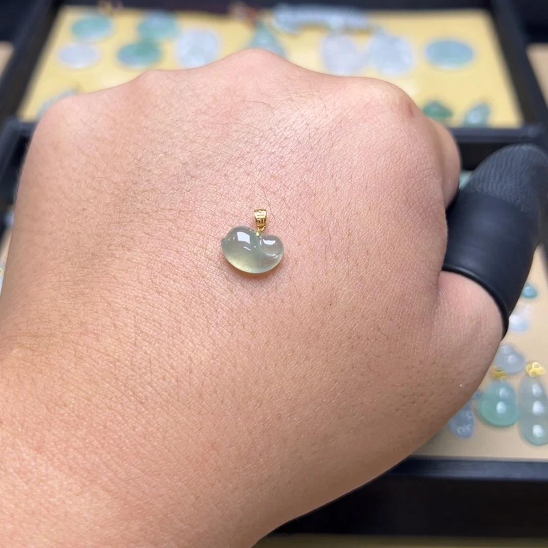 翡翠18K金镶嵌颈饰小海豚