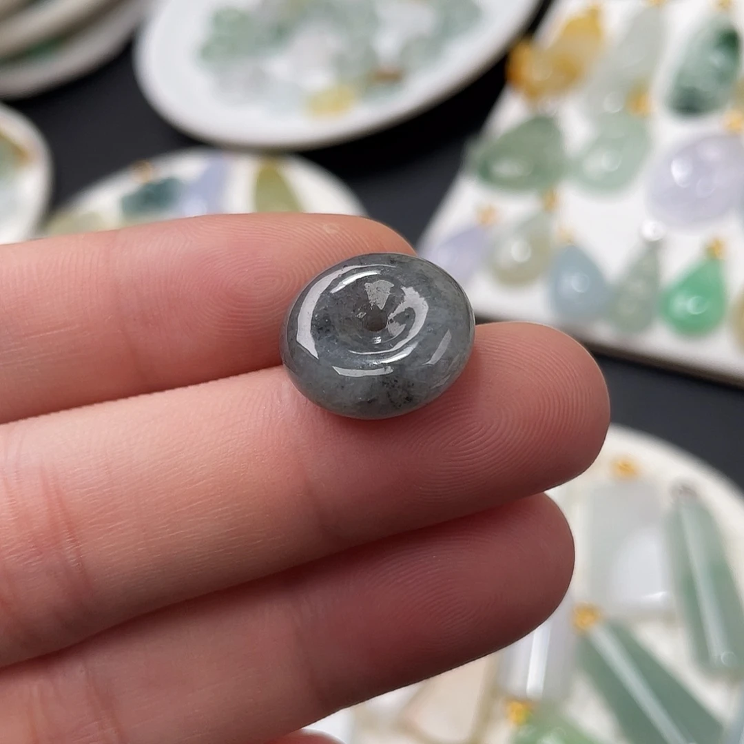 翡翠未镶嵌颈饰平安扣