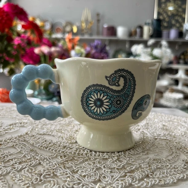 高颜值复古马克杯适合作为女生礼物用于日常喝水