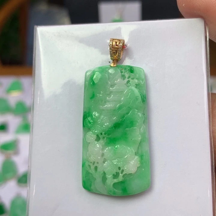 翡翠18K金镶嵌颈饰