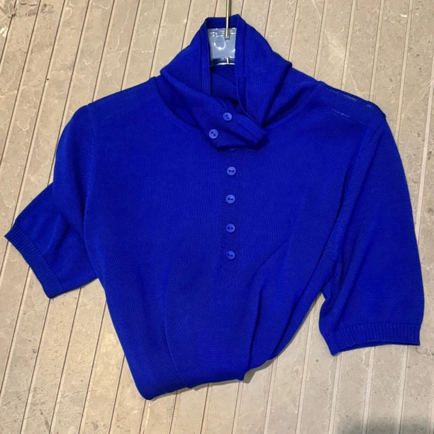 堆堆领小扣设计款针织中袖小衫