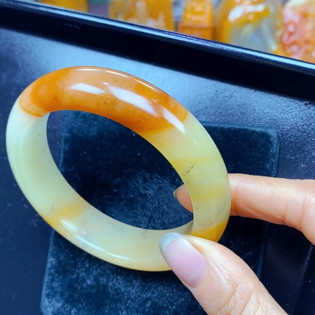 未镶嵌石英质玉（黄龙玉）颈饰
