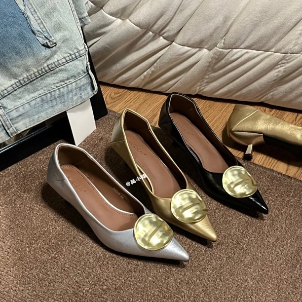 2025秋季新款金属扣尖头浅口高跟鞋气质百搭时尚黑色通勤低跟单鞋
