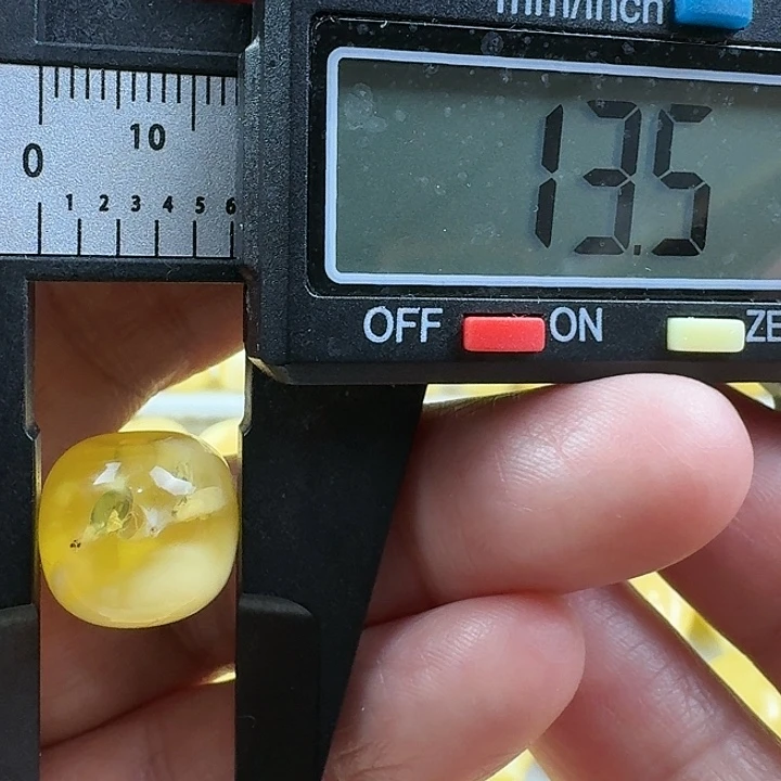 蜜蜡未镶嵌裸石15杂