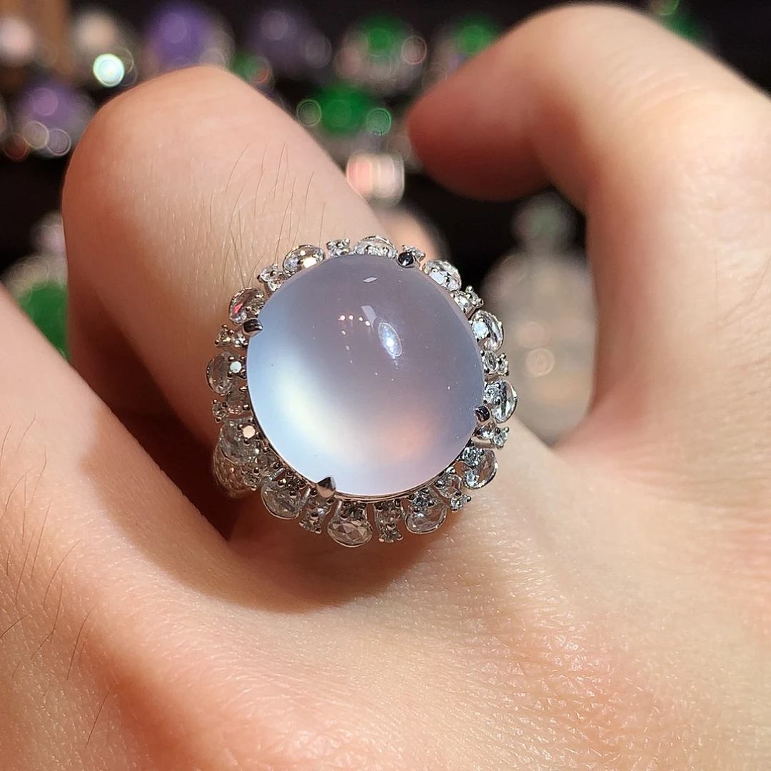 翡翠18K金镶嵌戒指高冰玻茅台白鸽子蛋戒指