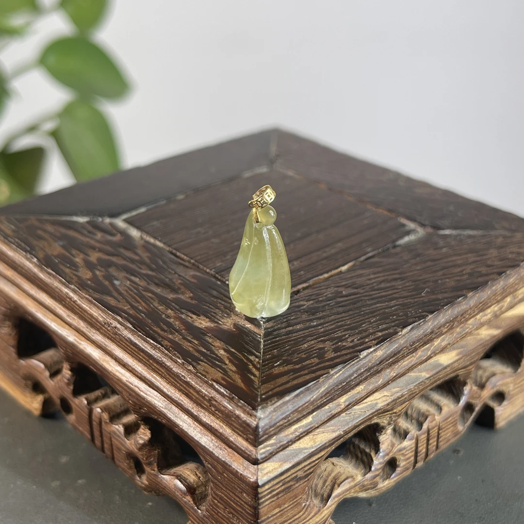 JTW20-39 天然缅甸A货翡翠  18K扣头莲蓬