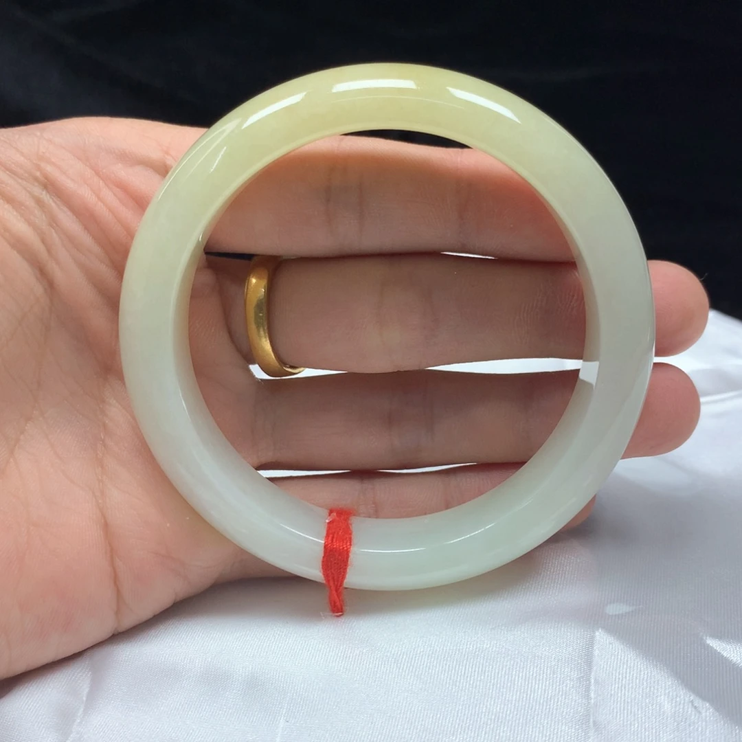 翡翠未镶嵌手镯（圆镯）57.6