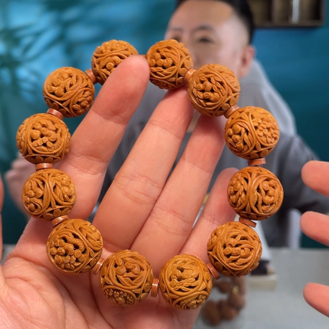 橄榄核宫灯细密核雕作品