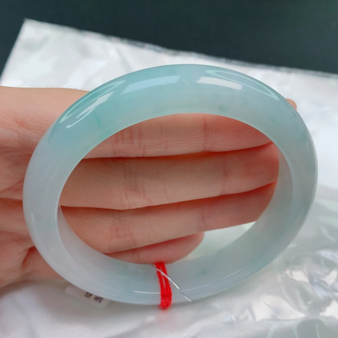 翡翠手镯未镶嵌58.5正圈，冰底起胶，有纹