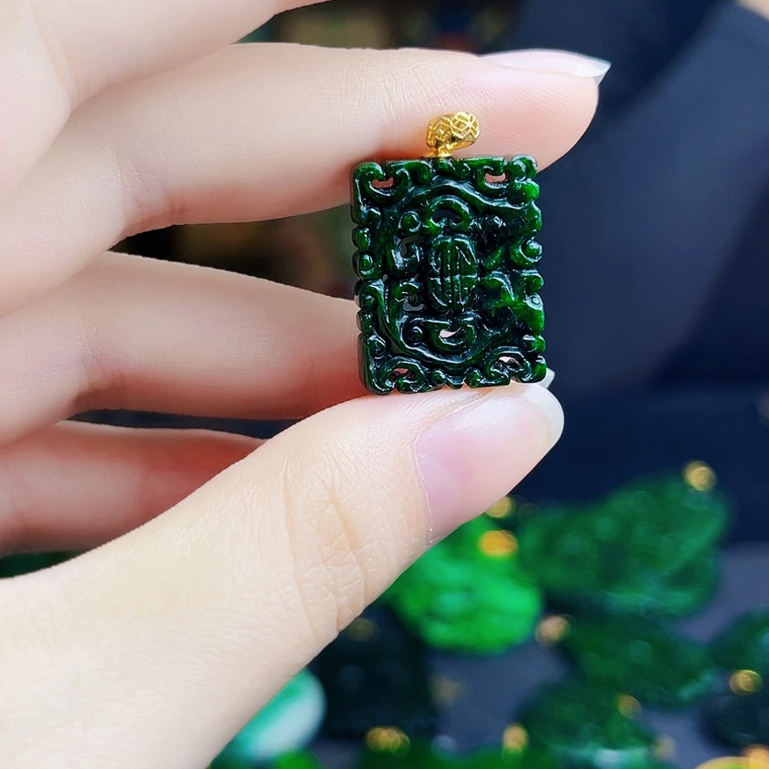 颈饰18K金镶嵌翡翠多样性