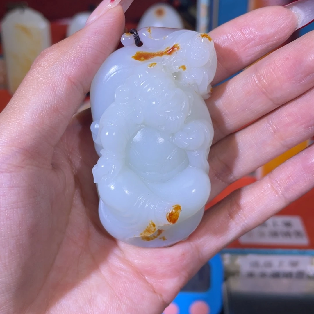 亦***。和田玉未镶嵌把件